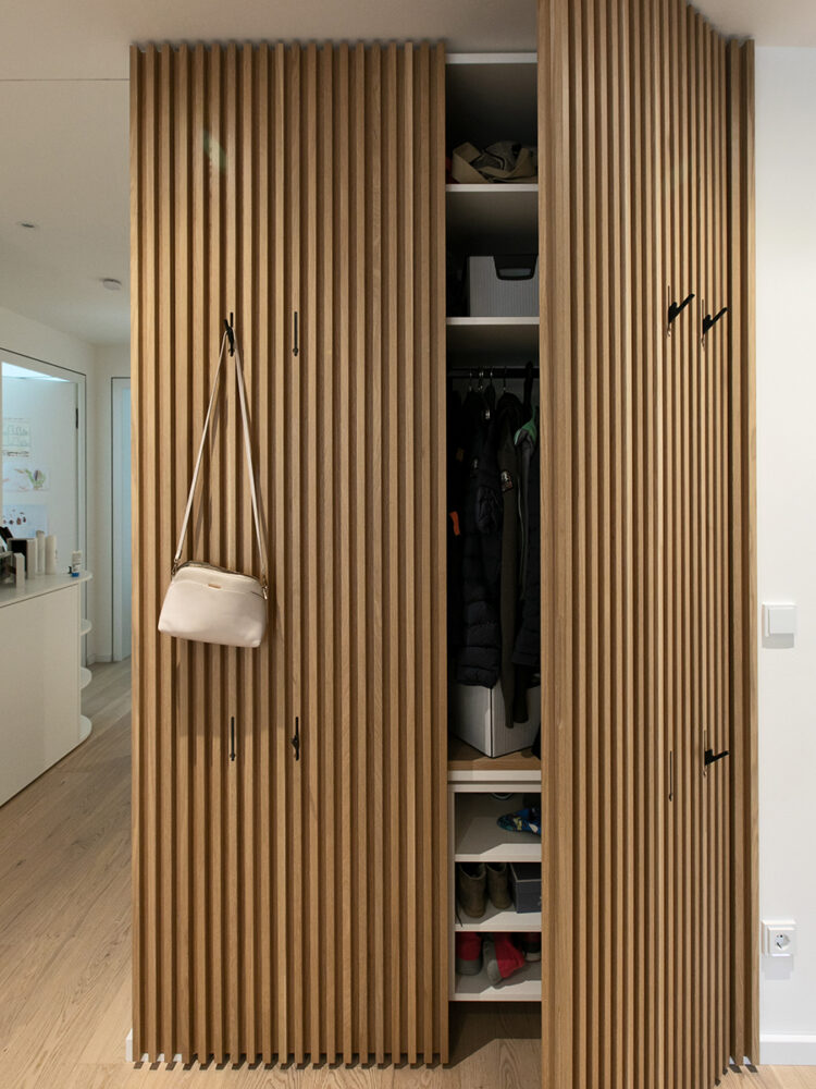 Reduzierte Eleganz in Weiß und Holz – Funktionale Garderobe und stilvolles Wohnkonzept von Handgedacht.